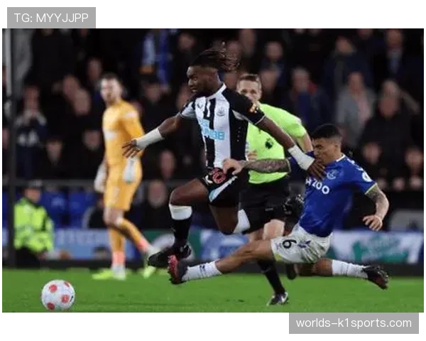 英超保级大战：埃弗顿门将皮克福德神扑，力保球队半场零封卢顿