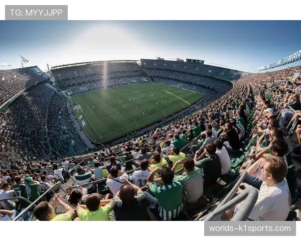 超过五万名球迷在塞维利亚市中心广场通过大屏幕观看同城德比